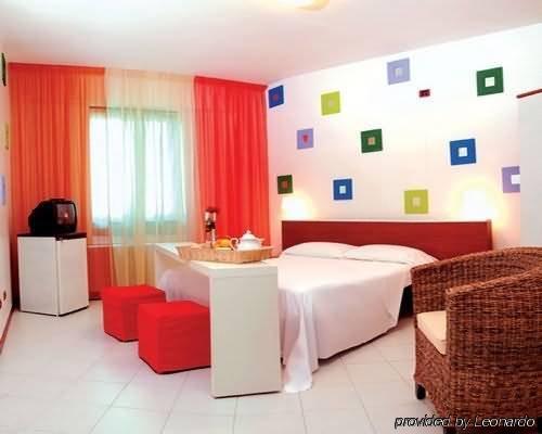 G Hotel Pomezia Esterno foto